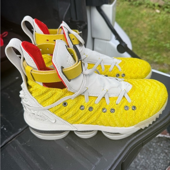 NWOT Nike LeBron Yellow and White Men\'s Athletic Shoes size 5.5